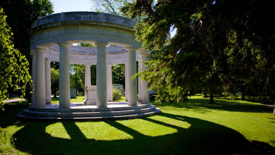 Ein klassisches Pavillon mit Säulen in einem Park.