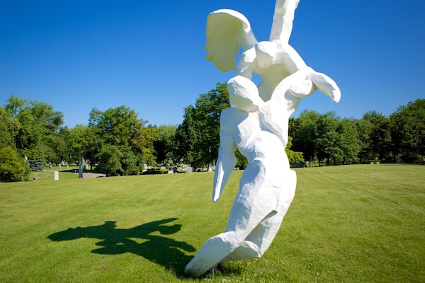 Forest Lawn Cemetery welches beinhaltet Outdoor-Kunst