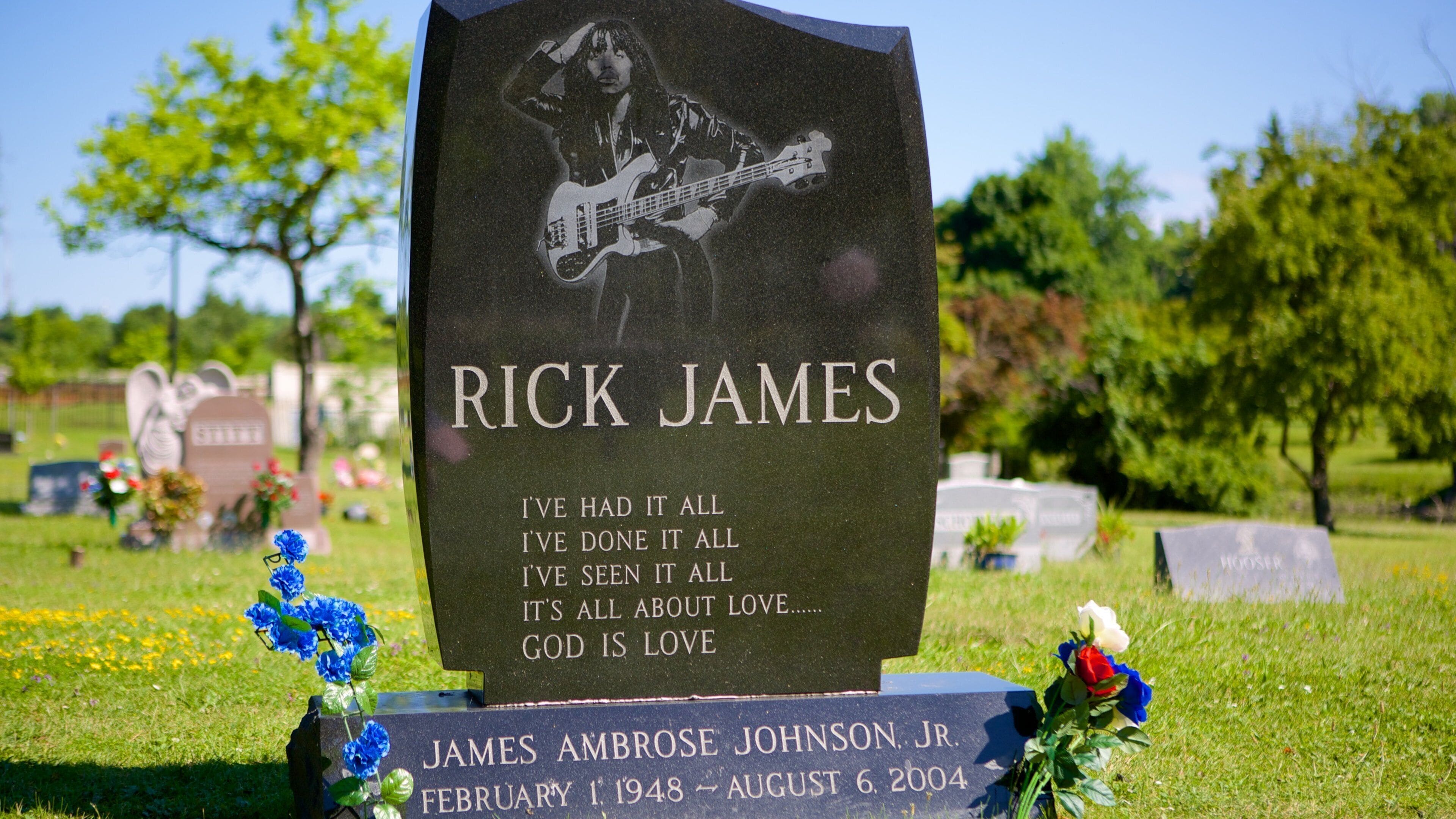 Forest Lawn Cemetery toont een begraafplaats en bewegwijzering