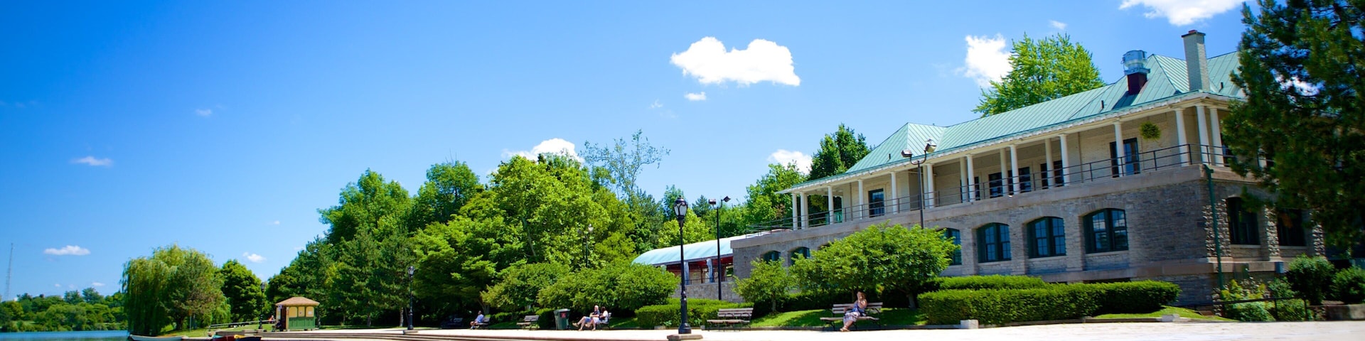 Delaware Park mostrando un lago o laguna