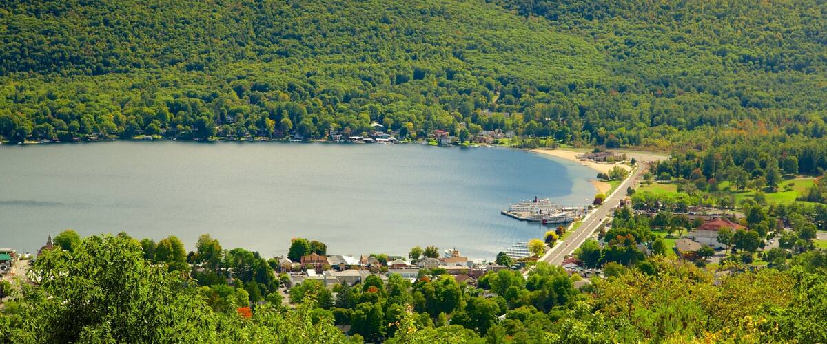 Lake George caratteristiche di paesaggi rilassanti, piccola città o villaggio e lago o sorgente d\'acqua