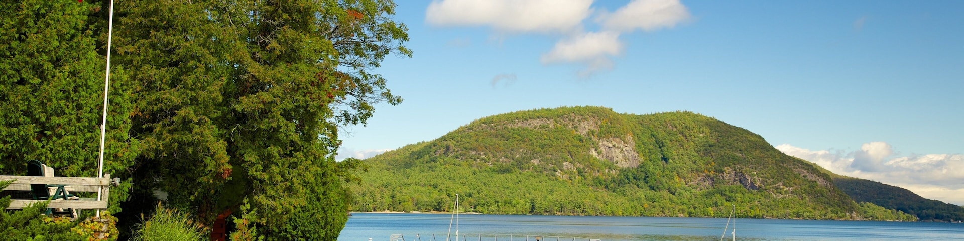 Lake George showing tranquil scenes and a lake or waterhole