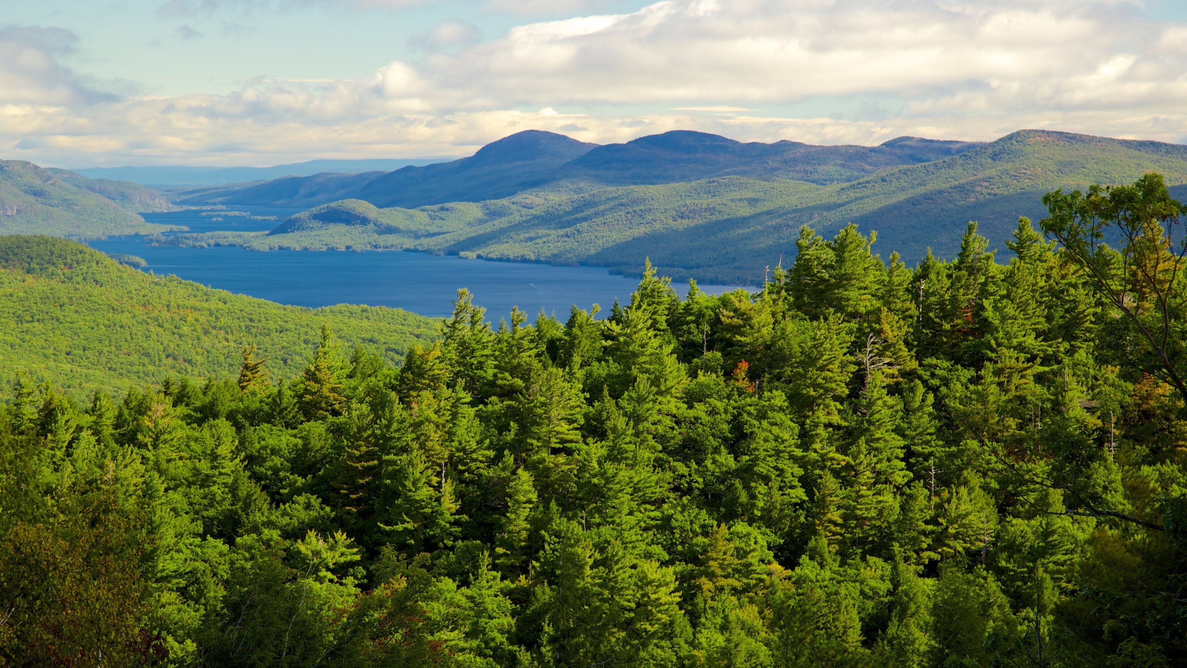 Lake George ofreciendo escenas tranquilas y un lago o espejo de agua