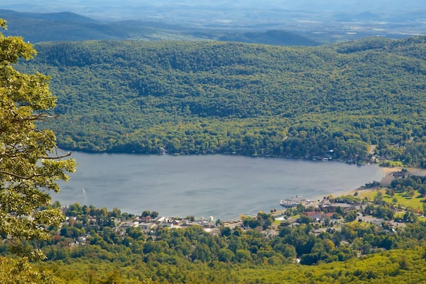 Lago George ofreciendo situaciones tranquilas, un lago o laguna y un pueblo