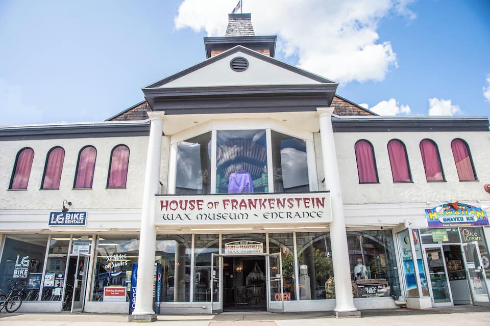 Edifício da Casa de Frankenstein com placa para o Museu de Cera e entrada.