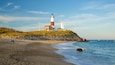 Phare de Montauk Point qui includes phare, côte rocheuse et plage de sable