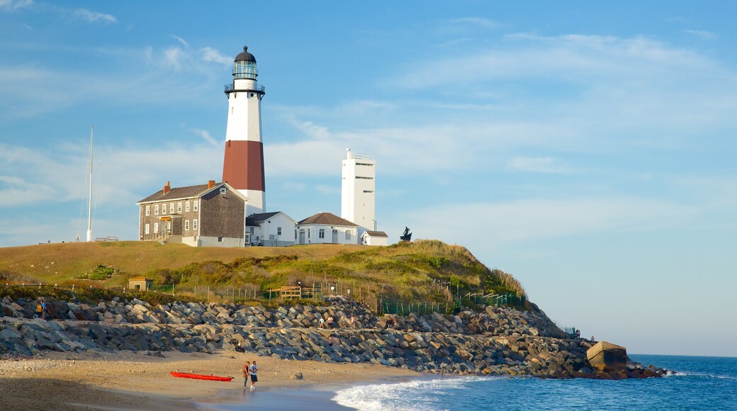 Montauk Point Lighthouse toont algemene kustgezichten, een strand en een vuurtoren