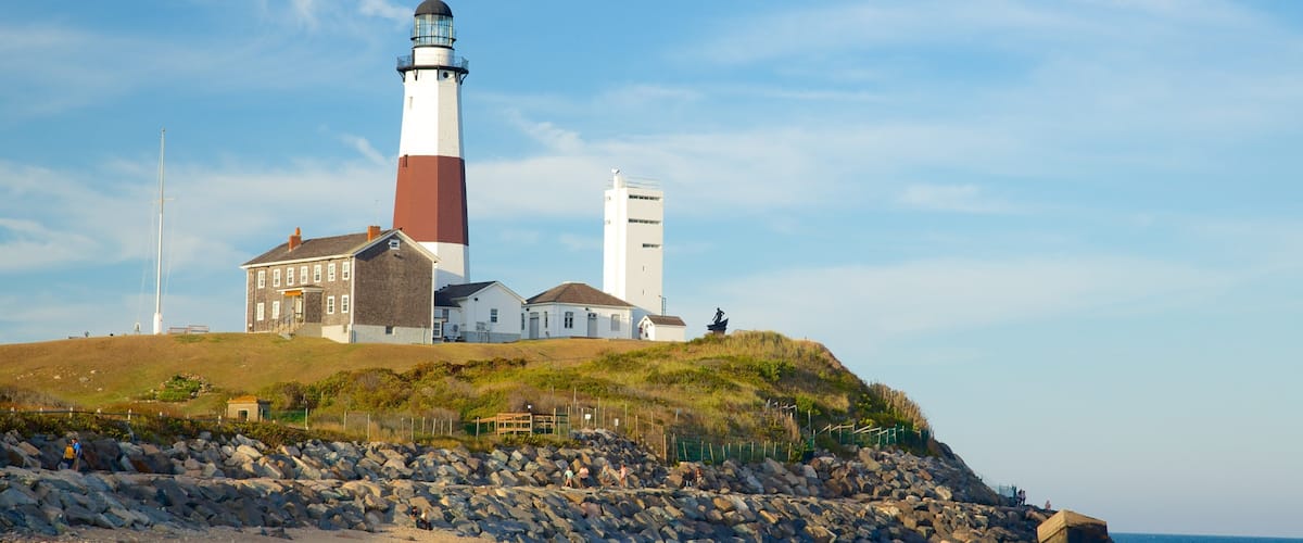 Faro Montauk Point que incluye un faro, una playa de arena y vistas generales de la costa