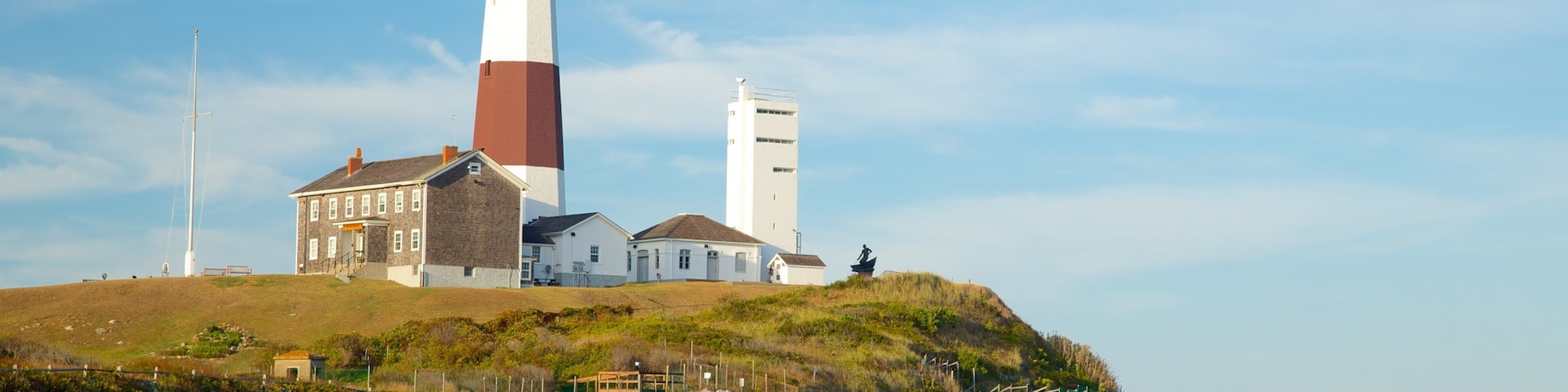 Farol de Montauk Point mostrando paisagens litorâneas, uma praia e litoral acidentado