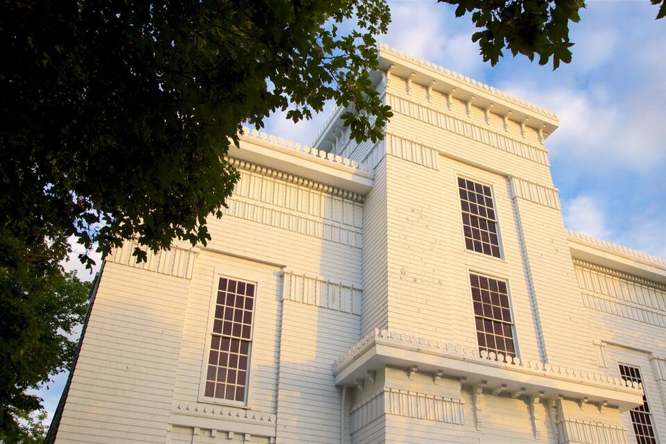 Un edificio blanco con varias ventanas y un balcón.