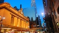 Grand Central Terminal que incluye escenas nocturnas, una ciudad y arquitectura patrimonial
