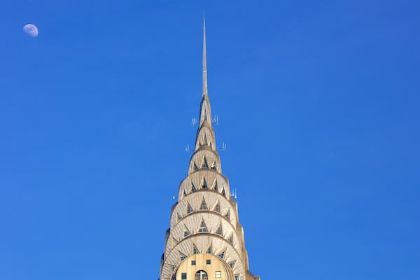 Chrysler Building mostrando oggetti d\'epoca