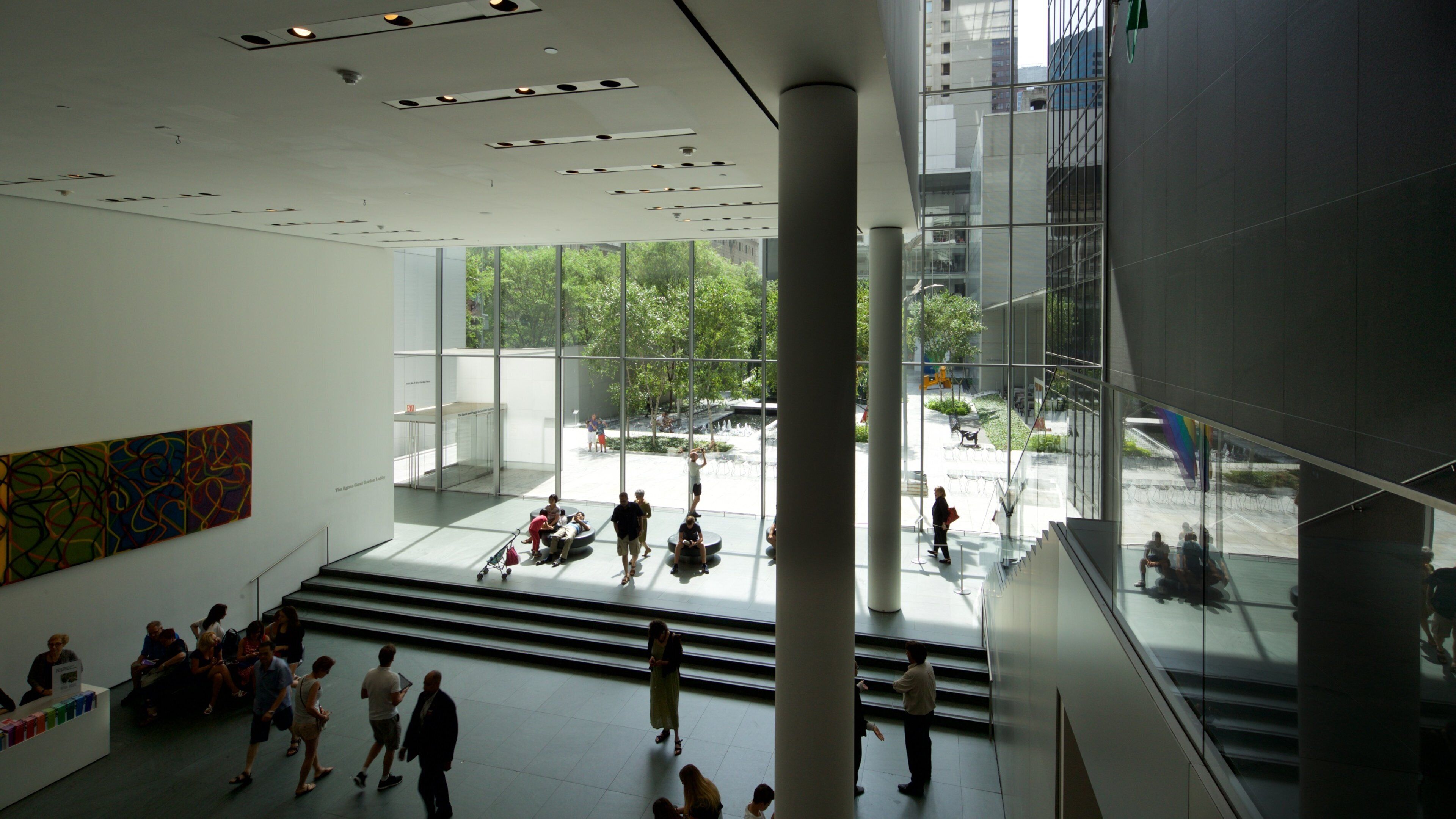 Museum of Modern Art som viser interiør såvel som en lille gruppe mennesker