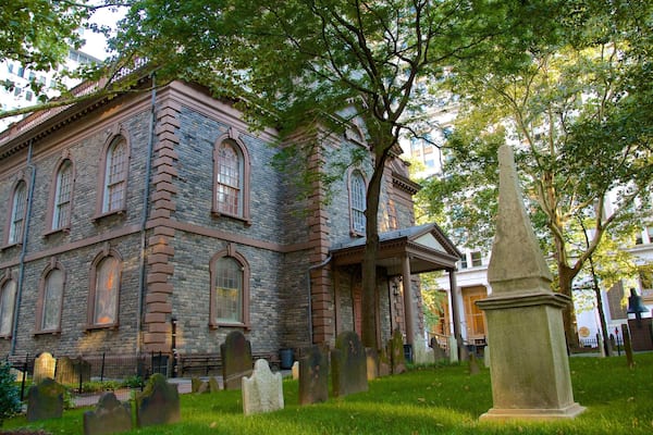 Trinity Church welches beinhaltet Kirche oder Kathedrale und Friedhof