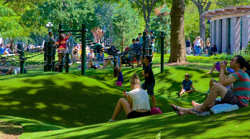Washington Square Park toont een park en ook een klein groepje mensen