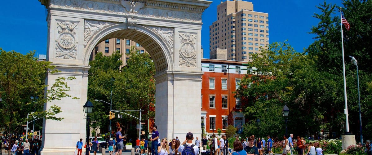 Washington Square Park toont een park en ook een grote groep mensen
