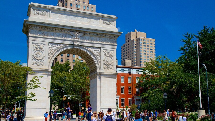Washington Square Park ofreciendo un parque y también un gran grupo de personas