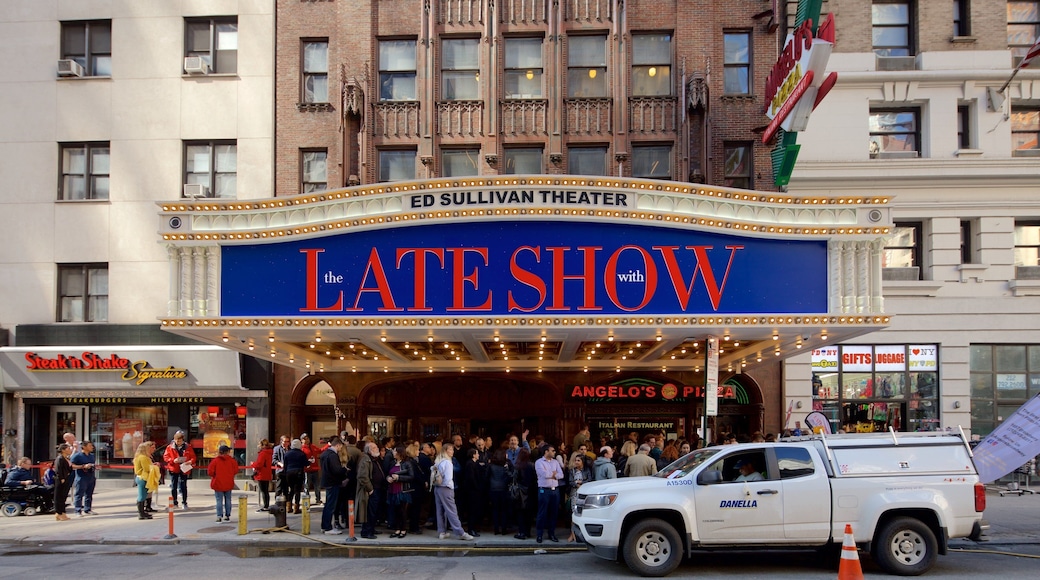 Teatro Ed Sullivan mostrando una ciudad y señalización y también un gran grupo de personas