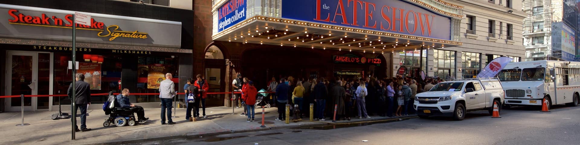 Teatro Ed Sullivan mostrando una ciudad y señalización y también un gran grupo de personas