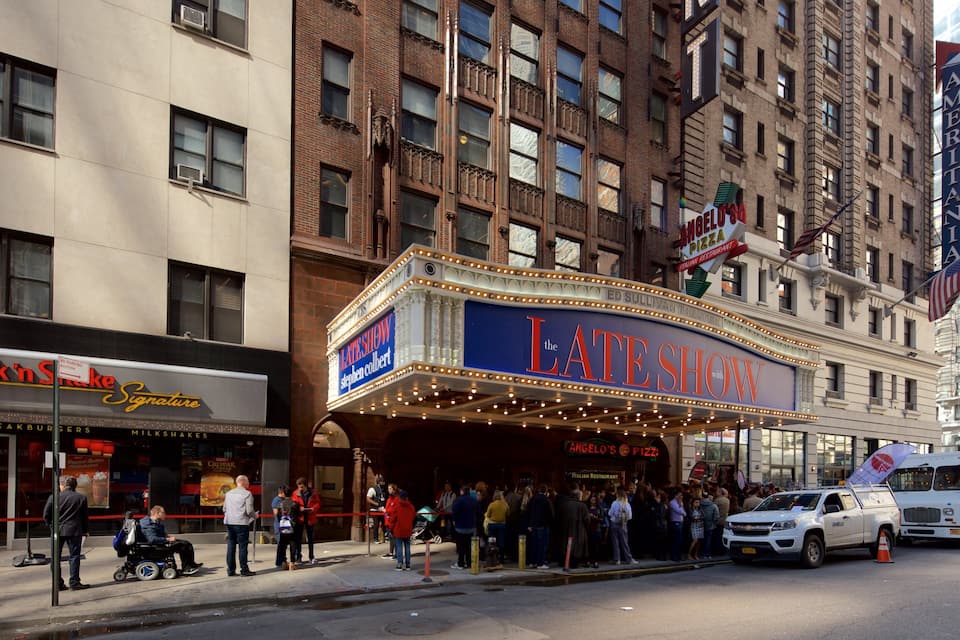 Un fanal de teatre anuncia 'The Late Show with Stephen Colbert' i una multitud de persones hi ha a fora.