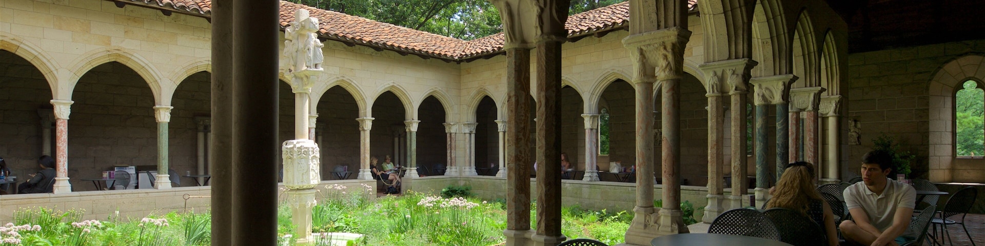 The Cloisters mostrando elementos de patrimônio assim como um casal