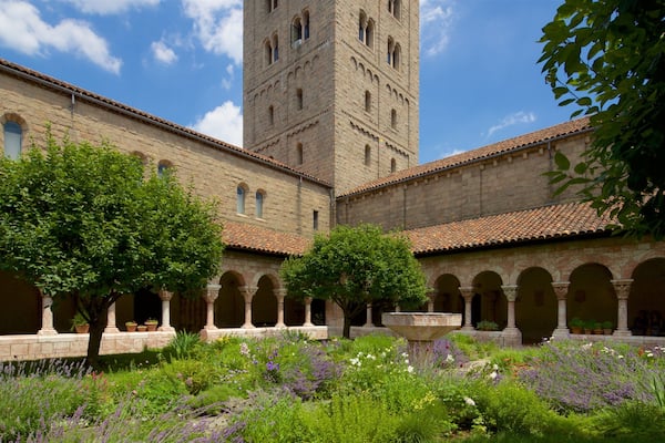 The Cloisters mettant en vedette patrimoine historique et parc