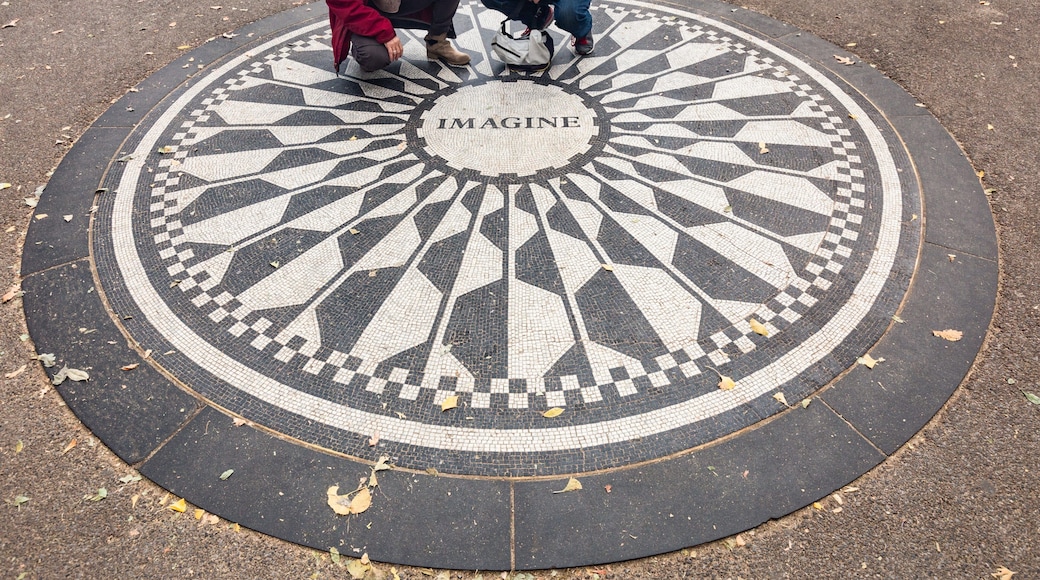 Strawberry Fields showing signage