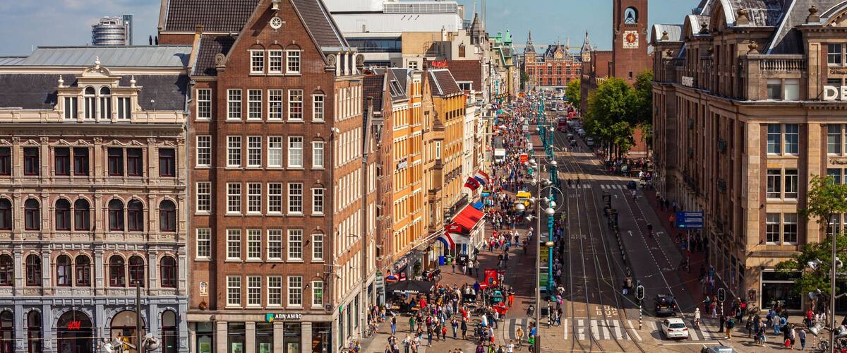 Dam Square showing a city, heritage architecture and street scenes