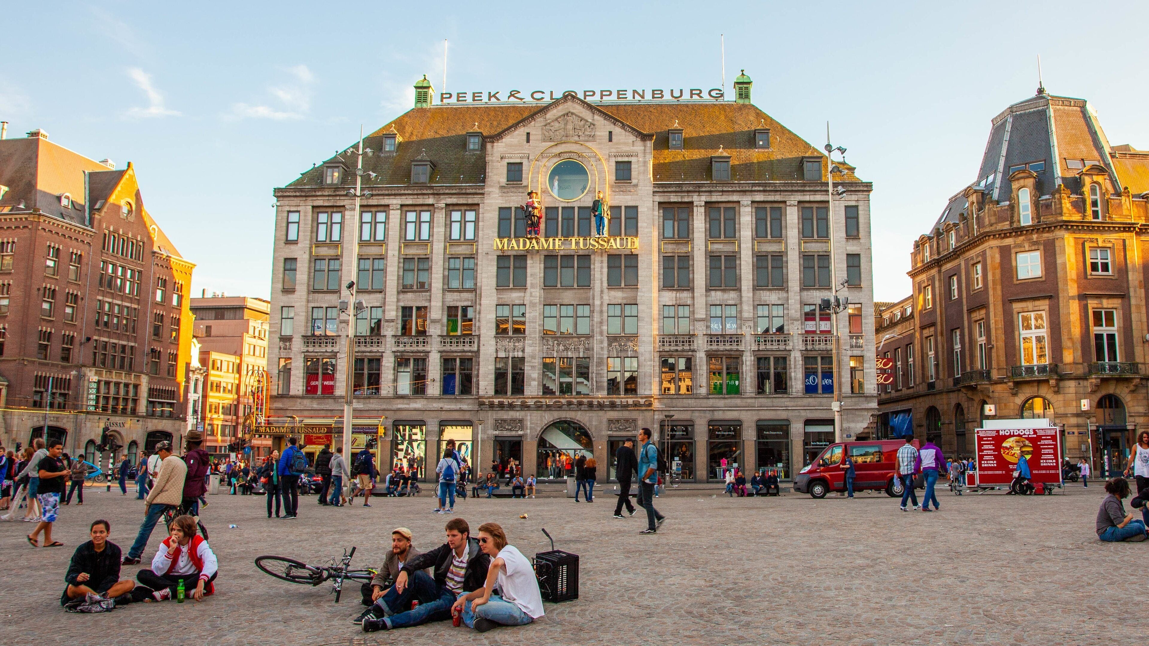 Dam Square which includes heritage architecture, street scenes and a square or plaza