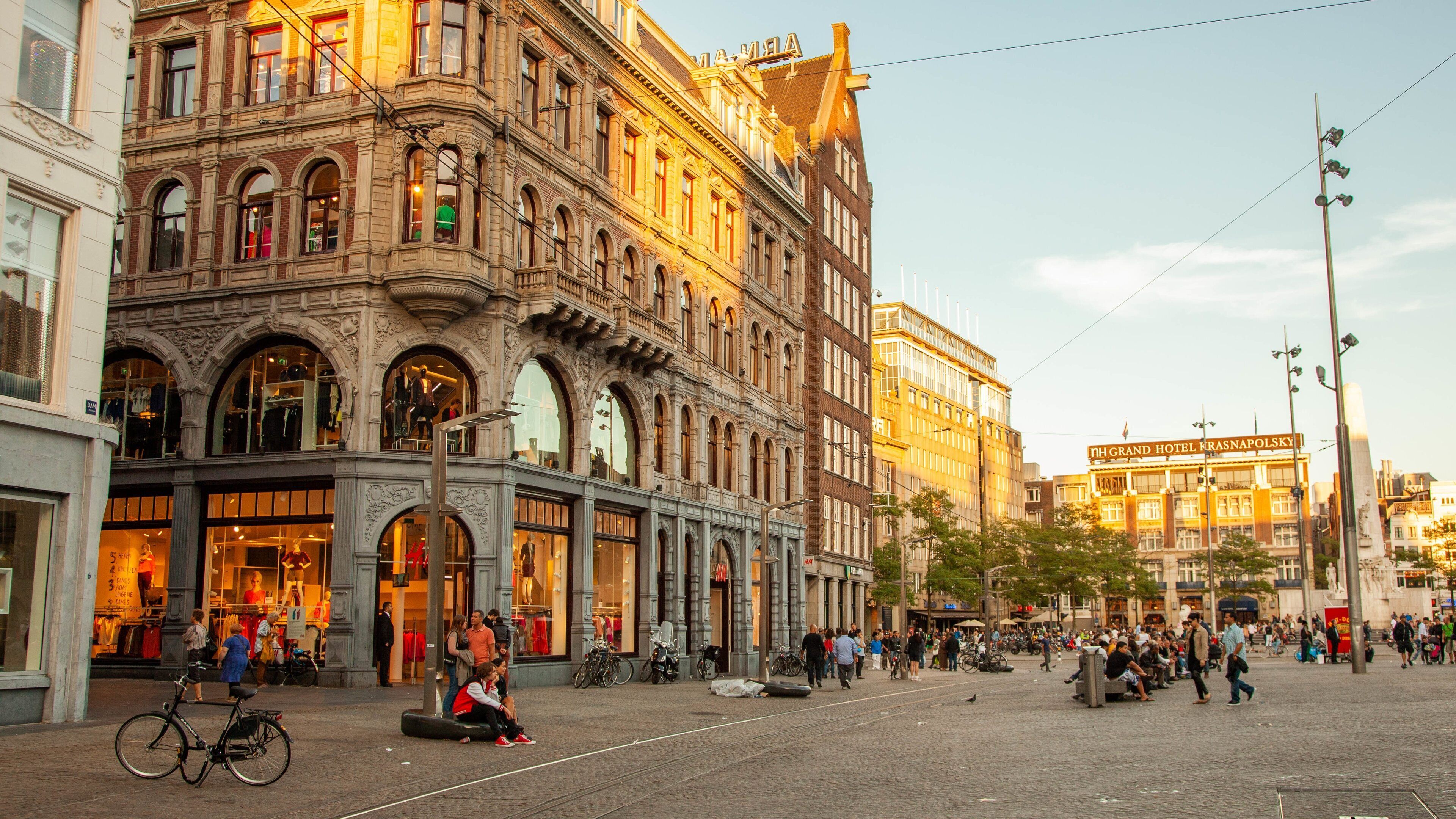 Dam Square showing a square or plaza, a city and street scenes