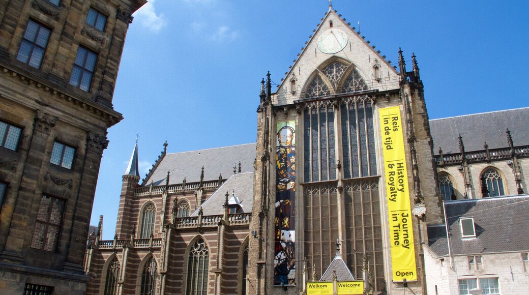 Nieuwe Kerk que incluye arquitectura patrimonial y una iglesia o catedral