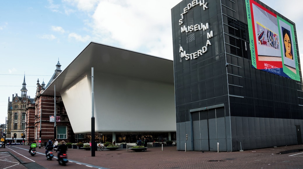 Amsterdam_StedelijkMuseum_6064627-5