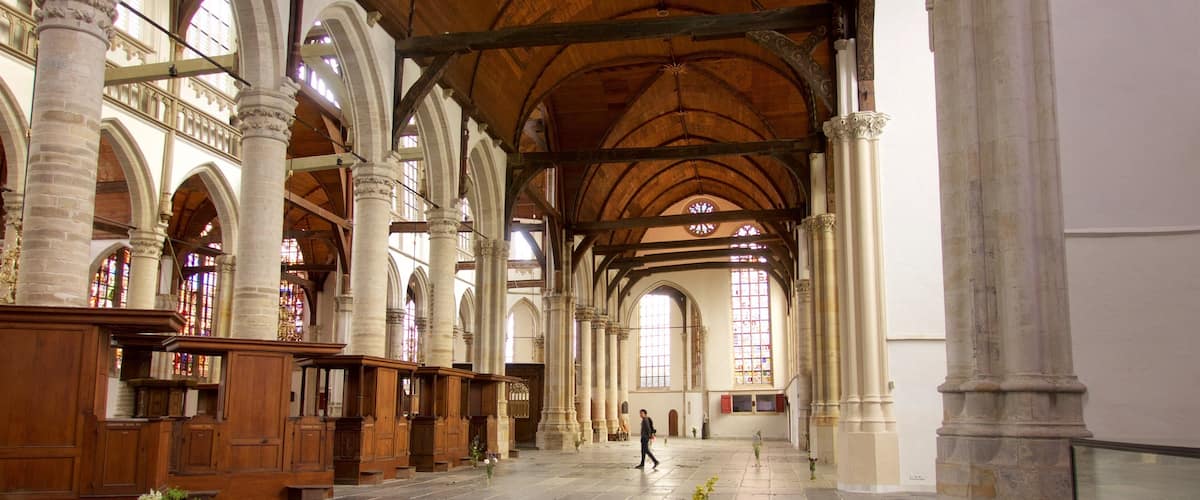 Oude Kerk que incluye elementos del patrimonio y vistas interiores