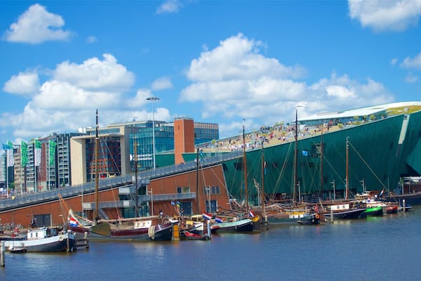 Nemo mit einem moderne Architektur und Bucht oder Hafen