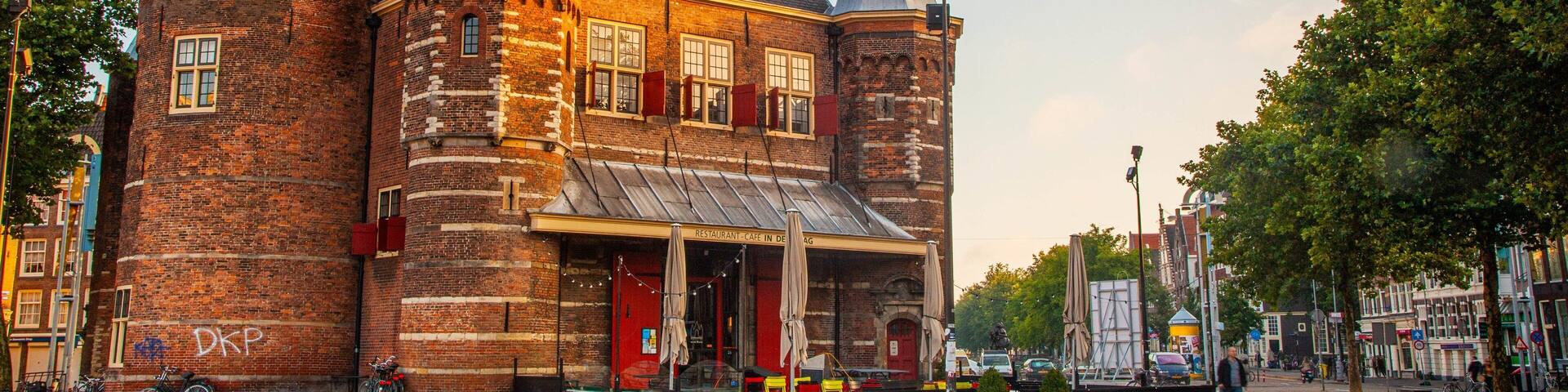 A historic building with multiple towers and a cafe named "Restaurant Café De".