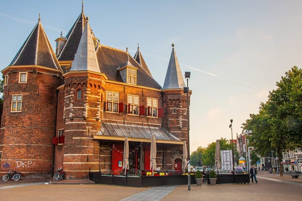 Ein historisches Gebäude mit mehreren Türmen und einem Café namens "Restaurant Café De".