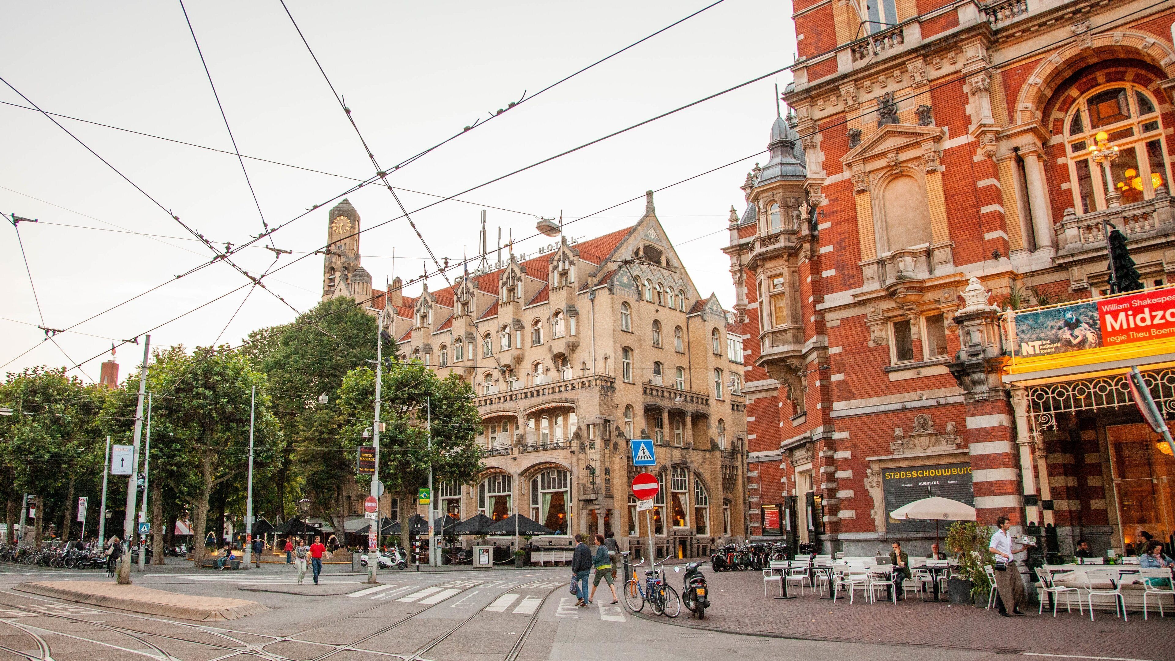 Leidseplein showing a city and heritage architecture