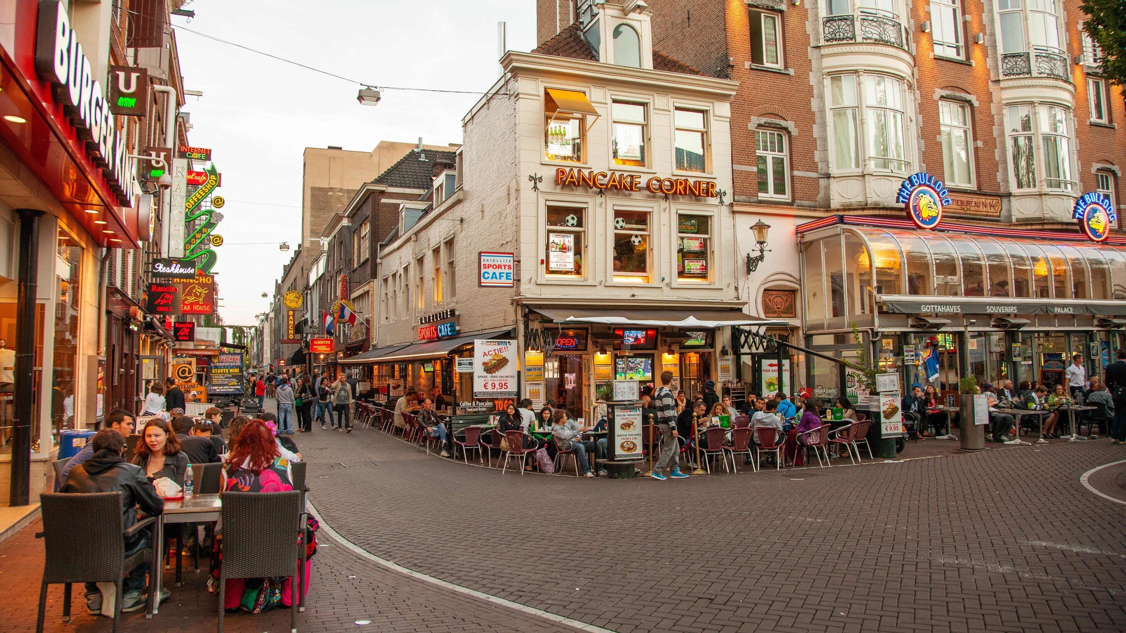 Leidseplein showing a city, outdoor eating and street scenes