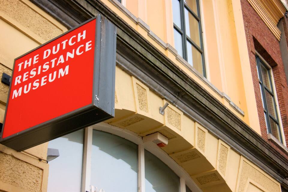 A red sign for The Dutch Resistance Museum.