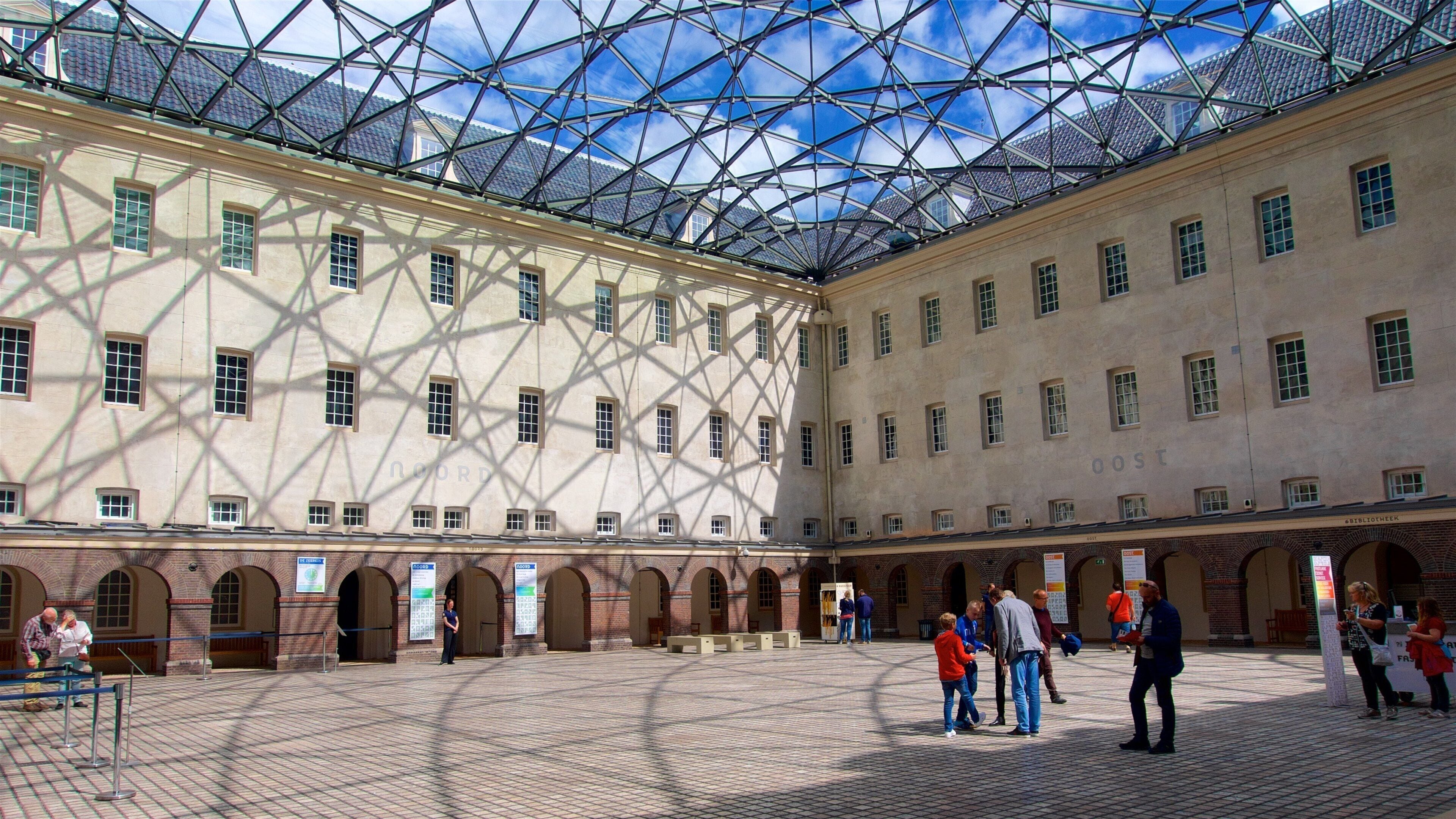Museu Marítimo Nacional mostrando uma praça ou plaza assim como um pequeno grupo de pessoas