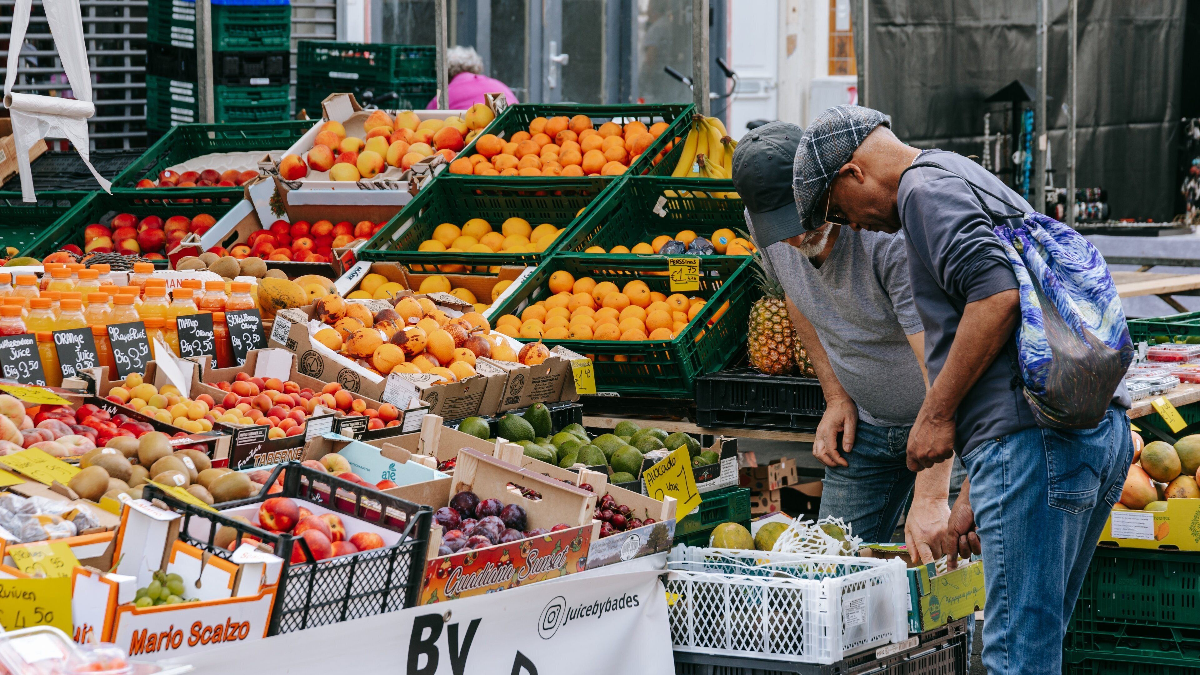Albert Cuyp Market showing markets and food as well as an individual male
