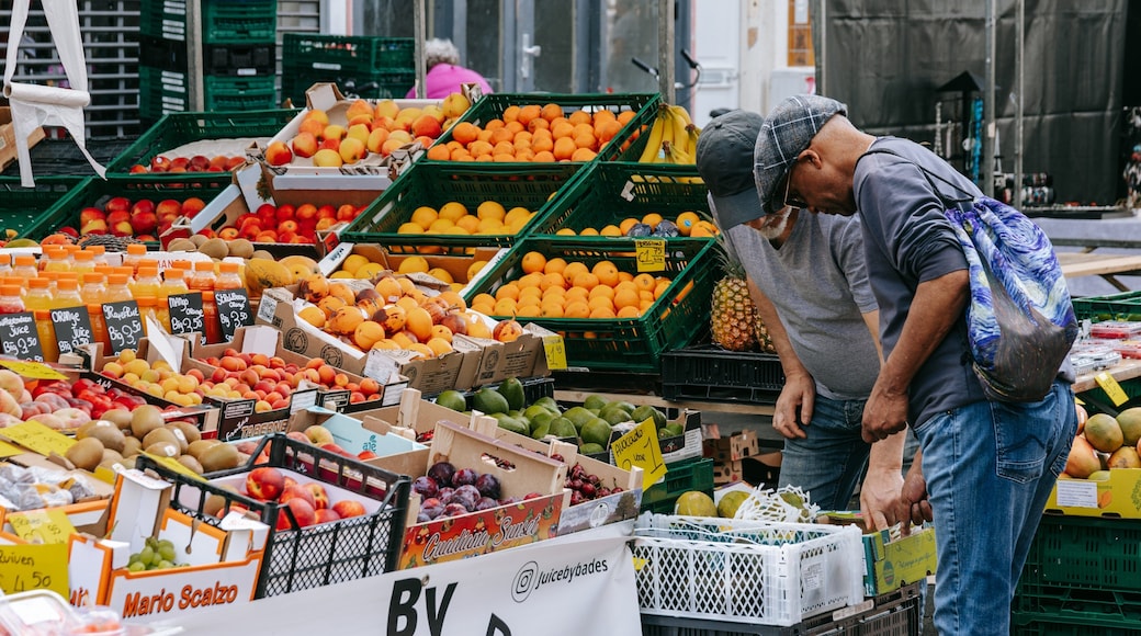 Albert Cuyp Market showing markets and food as well as an individual male