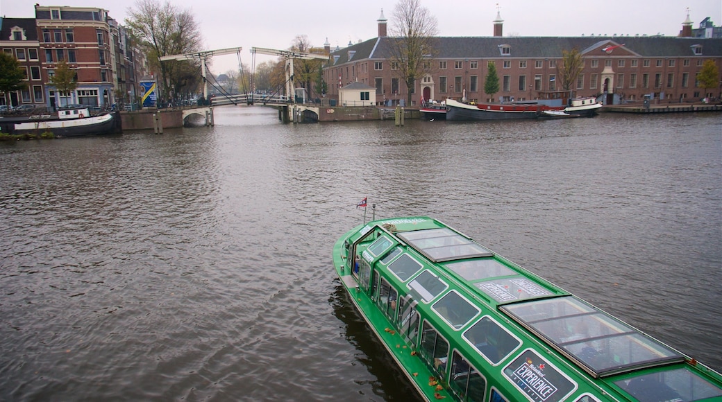 Skinny Bridge 设有 小鎮或村莊, 划船 和 河流或小溪