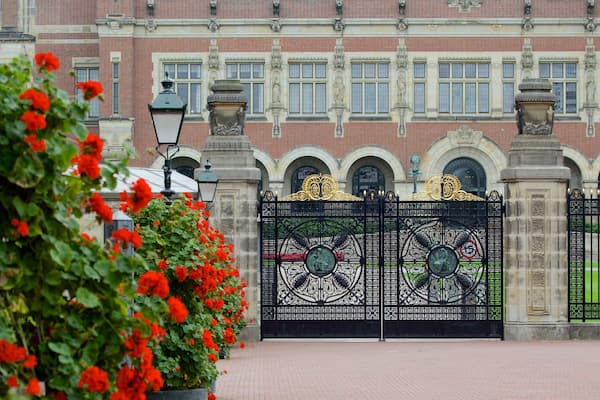 Palais de la Paix montrant patrimoine architectural, fleurs et château ou palais