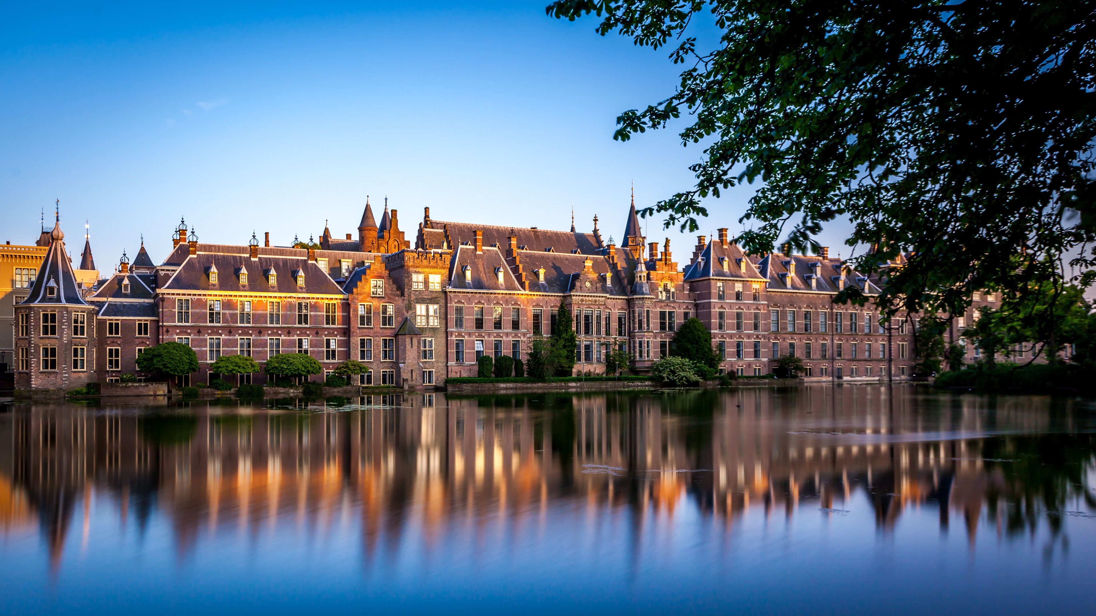 Den Haag Binnenhof met de laatste zonnestralen