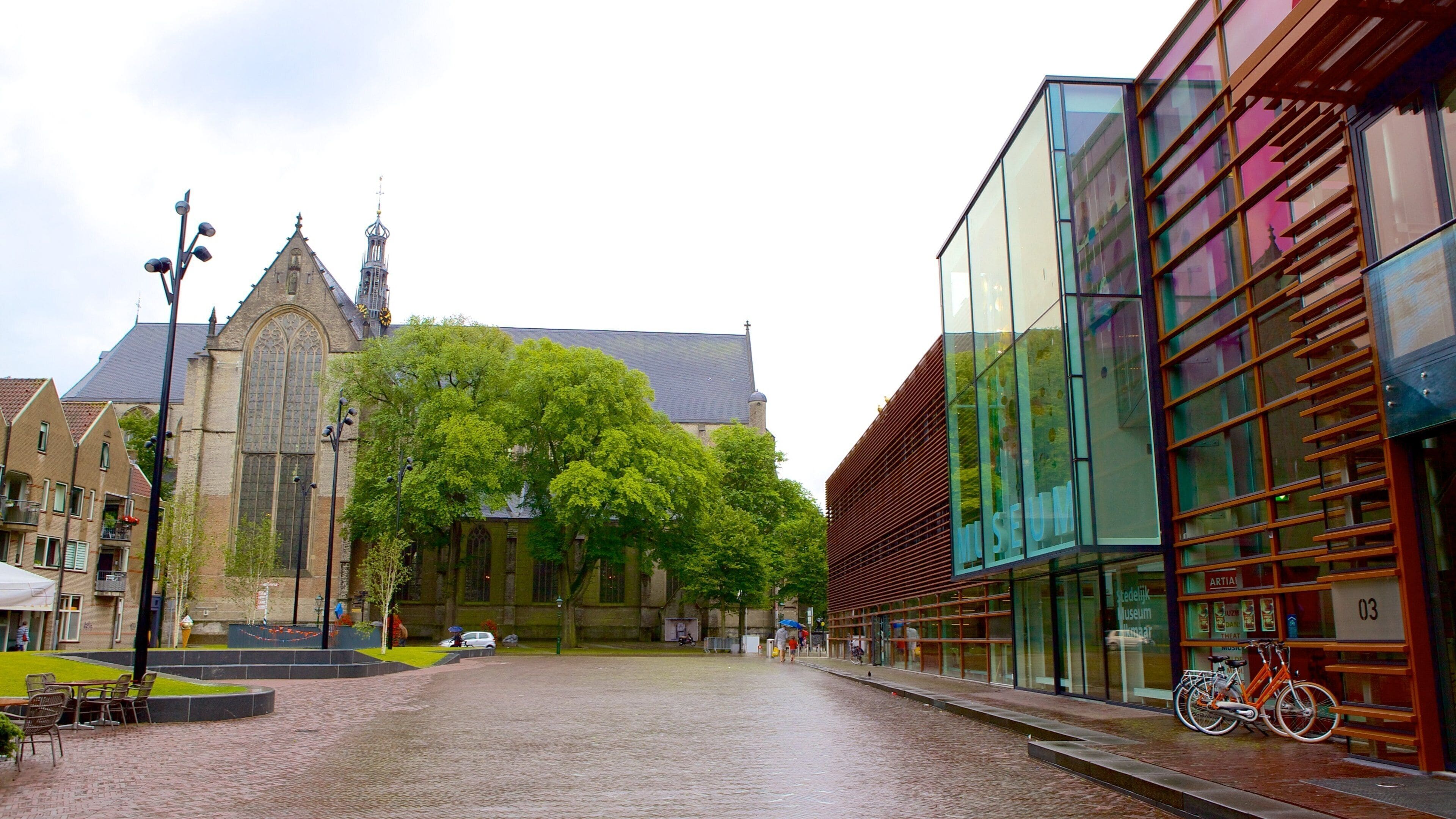 Plein showing modern architecture and street scenes