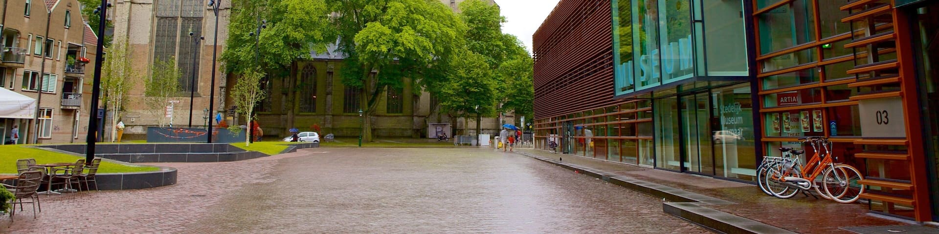 Plein showing modern architecture and street scenes