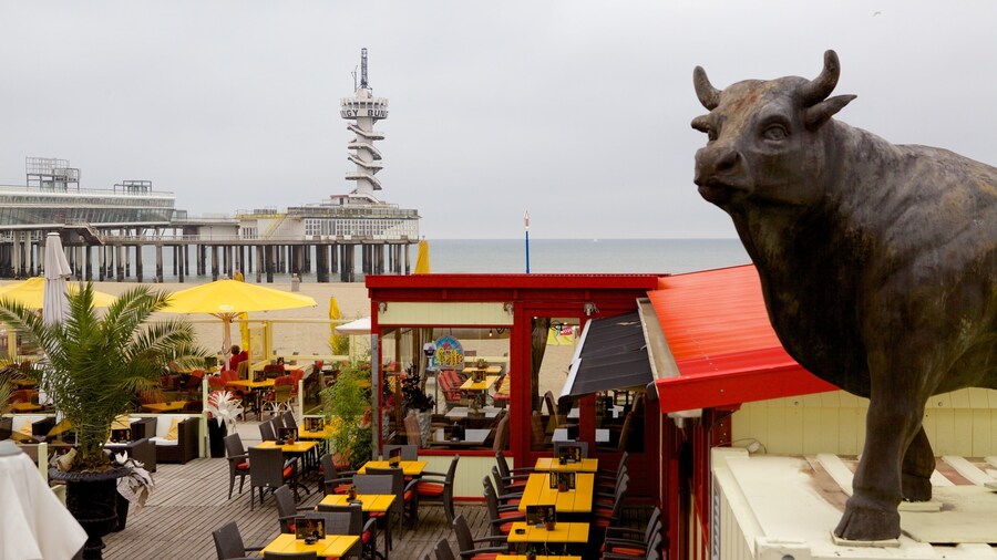 Píer de Scheveningen que inclui uma estátua ou escultura e arte ao ar livre