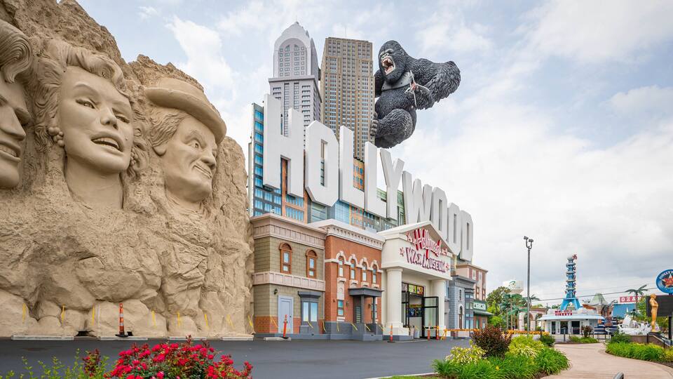 Un bâtiment à thème hollywoodien, orné d’une grande sculpture de gorille, d’un panneau Hollywood et d’une réplique de la tour de l’horloge Colgate.
