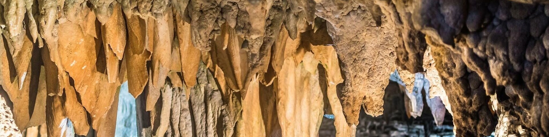 Uma gruta com estalactites penduradas no teto.